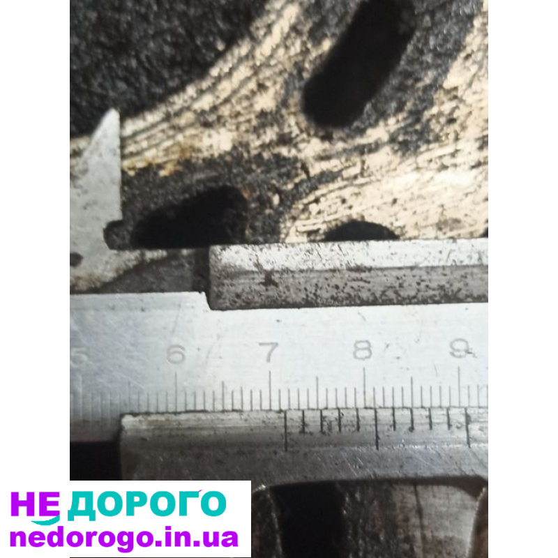 Двигун з головкою блока від автомобіля Форд, модель, рік випуску, об'єм двигуна та тип палива.