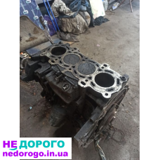Двигун з головкою блока від автомобіля Форд, модель, рік випуску, об'єм двигуна та тип палива.