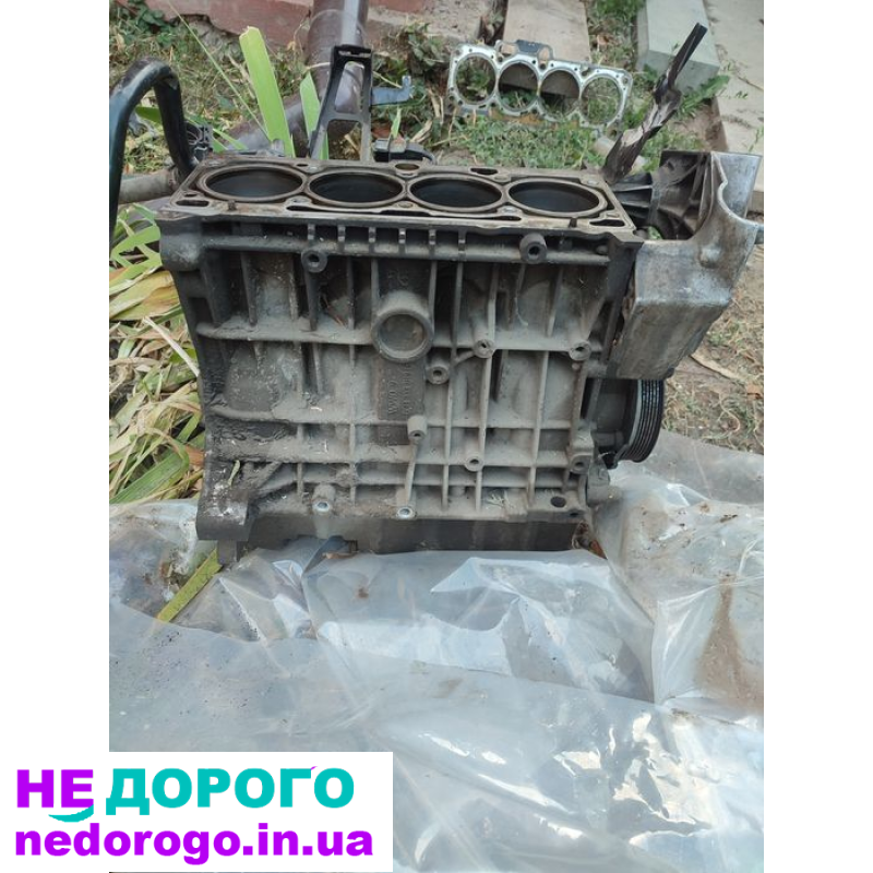 Двигун Volkswagen Golf 4 1.6л 2002 року, бензиновий, блок двигуна.