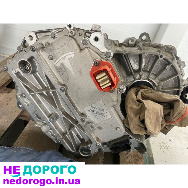 Двигун Tesla майже новий в зборі