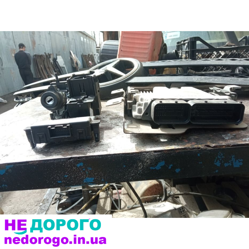 Блок управління двигуном для Volkswagen Caddy 3 1.9 TDI, випущений в Україні. Назва: Блок управління двигуном, модель: Volkswagen Caddy 3, рік випуску: український, об'єм двигуна: 1.9 TDI.