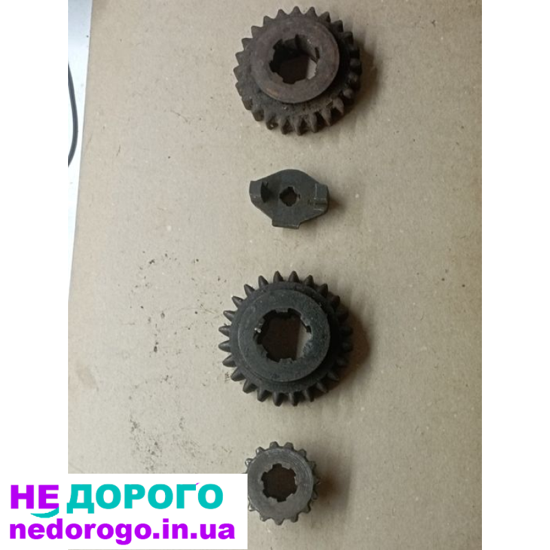 Продам шестерні. Дві приводу насоса, дві з КПП
