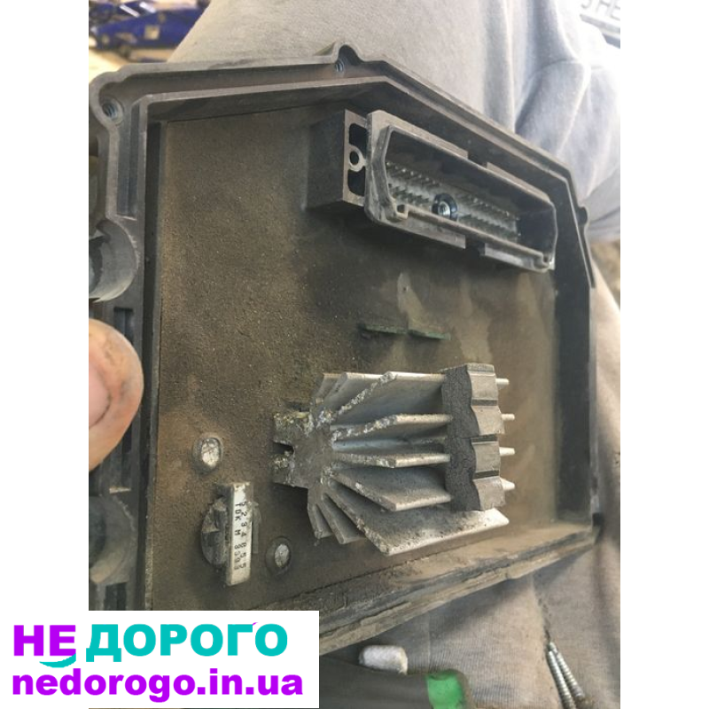 Блок керування двигуном Jeep ZJ 5.2 93-98: модель PCM, рік випуску 1993-1998, об'єм двигуна 5.2 л, паливо бензин.