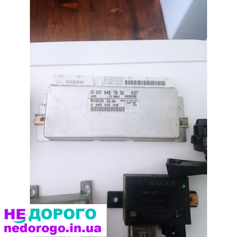 Блок Mercedes W202 C180 M111 - агрегат для автомобіля, випущений у 1990-х роках, з об'ємом двигуна 1.8 літра, працює на бензині.