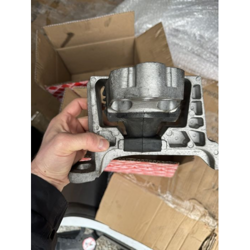 На Форд Транзіт Нова Подушка мотора права верхня