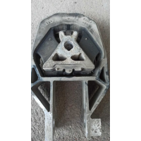 Опора,подушка мотора задня,нижня.