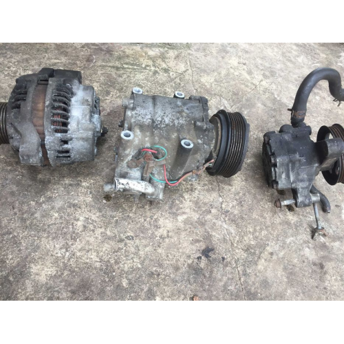 Компресор кондиціонера Honda Civic, 2001 рік, 1.7 л, бензин. Насос ГУР від двигуна D17A2. Компресор кондиціонера Honda Civic, 2001 рік, 1.7 л, бензин. Насос ГУР від двигуна D17A2.