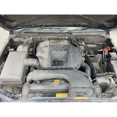 Двигун Mitsubishi Pajero Wagon 3.2 TD, 2003 рік, дизель, об'єм 3.2 л. Двигун Mitsubishi Pajero Wagon 3.2 TD, 2003 рік, дизель, об'єм 3.2 л.