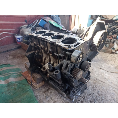 Блок циліндрів двигуна 2.0 HDI Peugeot 307 2005 2.0 л дизель. Блок циліндрів двигуна 2.0 HDI Peugeot 307 2005 2.0 л дизель.