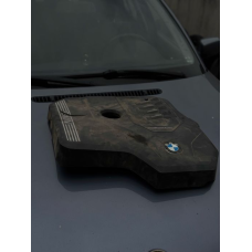 Крышка мотора BMW G20 с дефектом